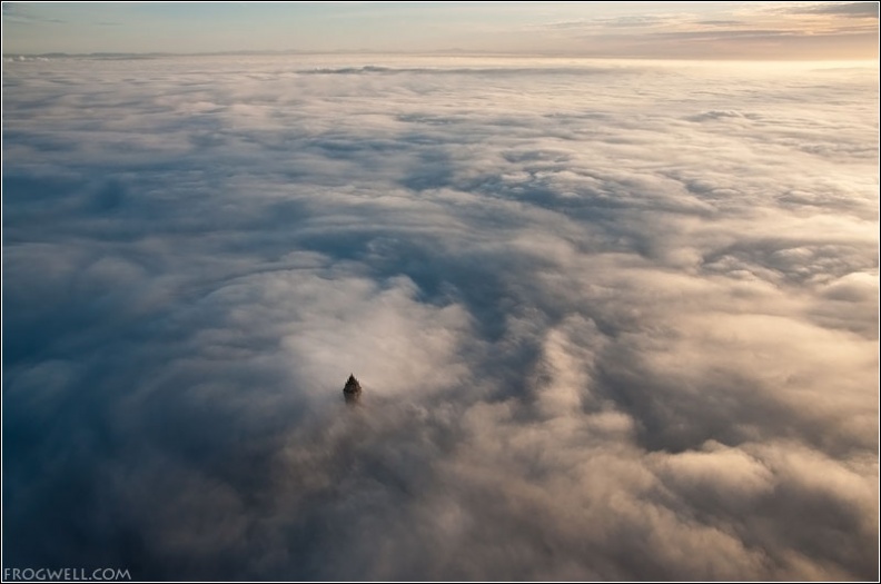 Wallce Monument in cloud.jpg